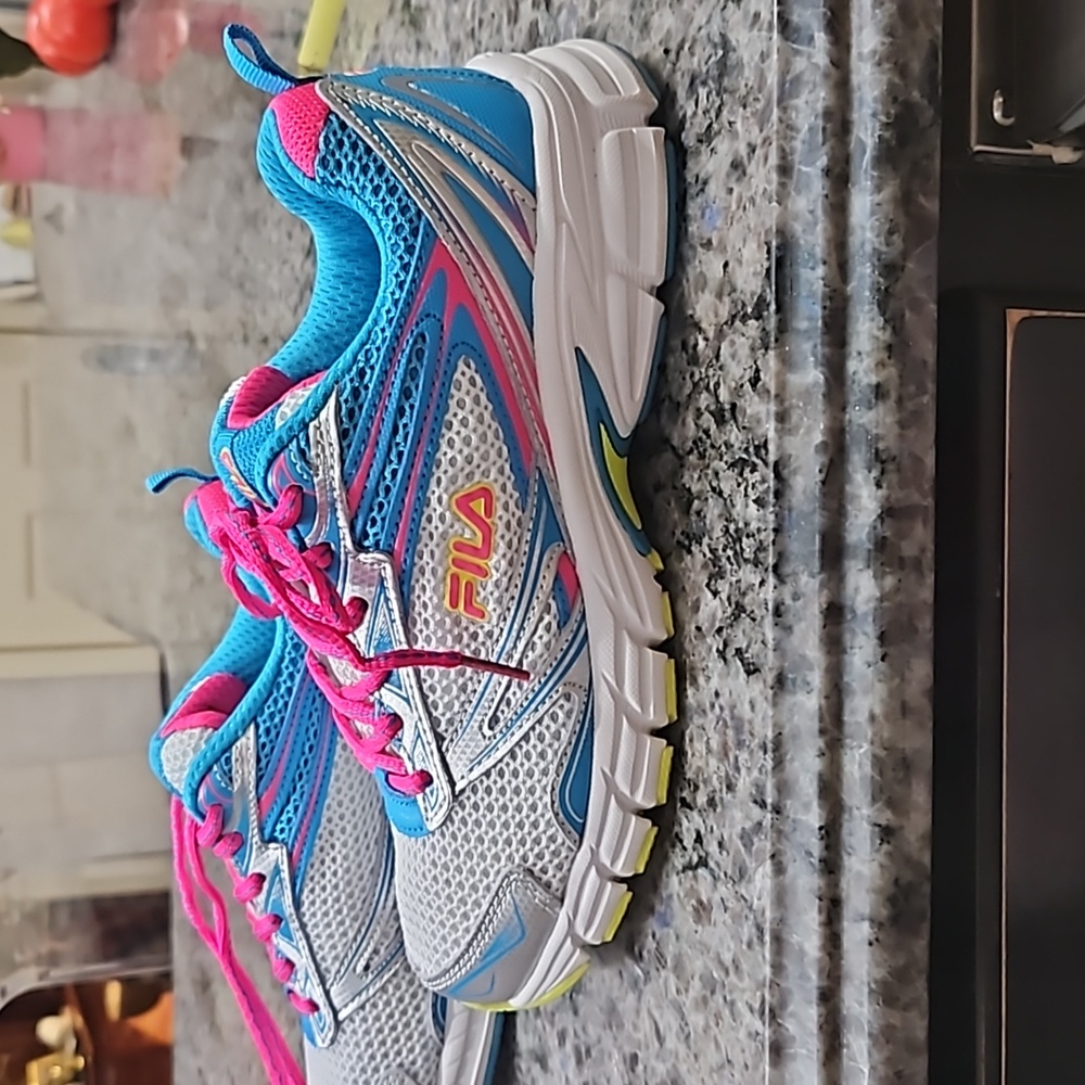 FILA ROYALTY RUNNING SHOE. Like new, Sz 6.5 Womens